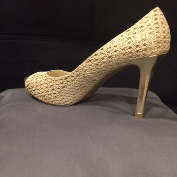 Elegant High Heeled Gold  Shoes - Picture 1 of 5